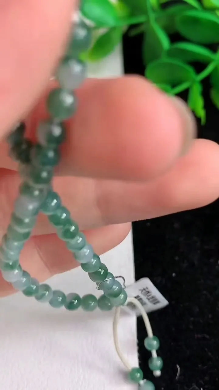 天然A货翡翠 飘花小米珠手串，尺寸4，重量:5.02g6月10日
工厂直销收藏佳品,种好水足，色泽均匀，有种有色，上手高大气！