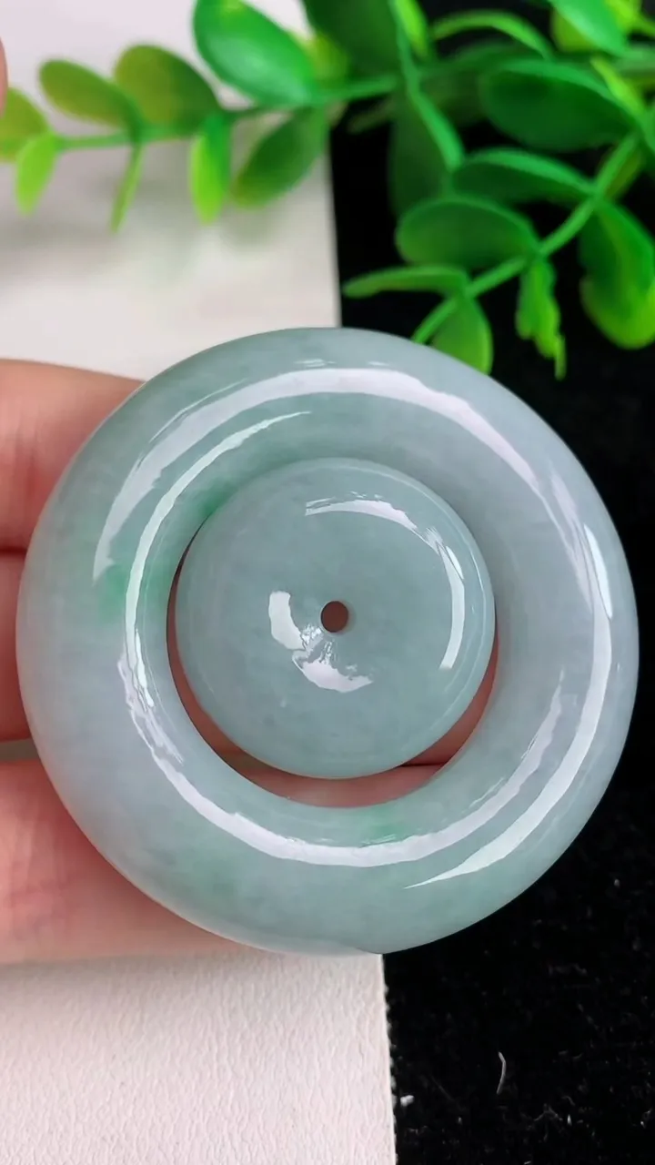 天然A货翡翠母子平安扣吊坠 ，尺寸51-12.3，重量:59.89g
6月10日