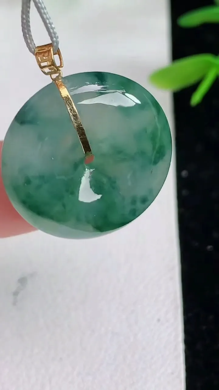 天然A货翡翠k金飘花平安扣吊坠，尺寸21-5.4，重量:5.49g
6月10日