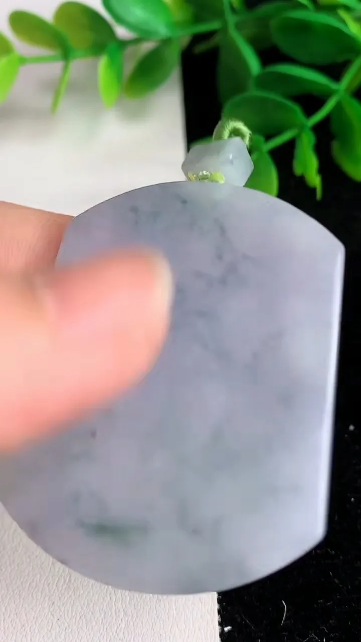 天然A货翡翠紫罗兰飘花无事牌吊坠 ，尺寸49.8-38.5-5，重量:28.62g
6月10日