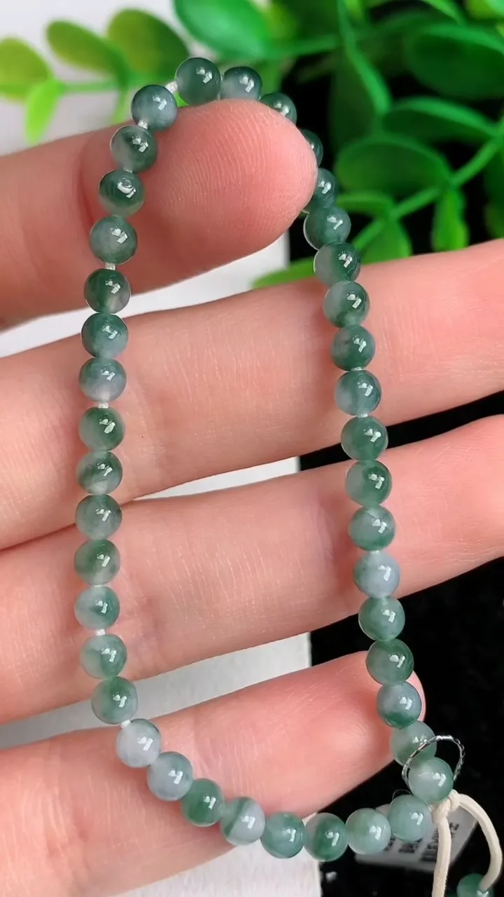 天然A货翡翠 飘花小米珠手串，尺寸4，重量:5.02g6月10日
工厂直销收藏佳品,种好水足，色泽均