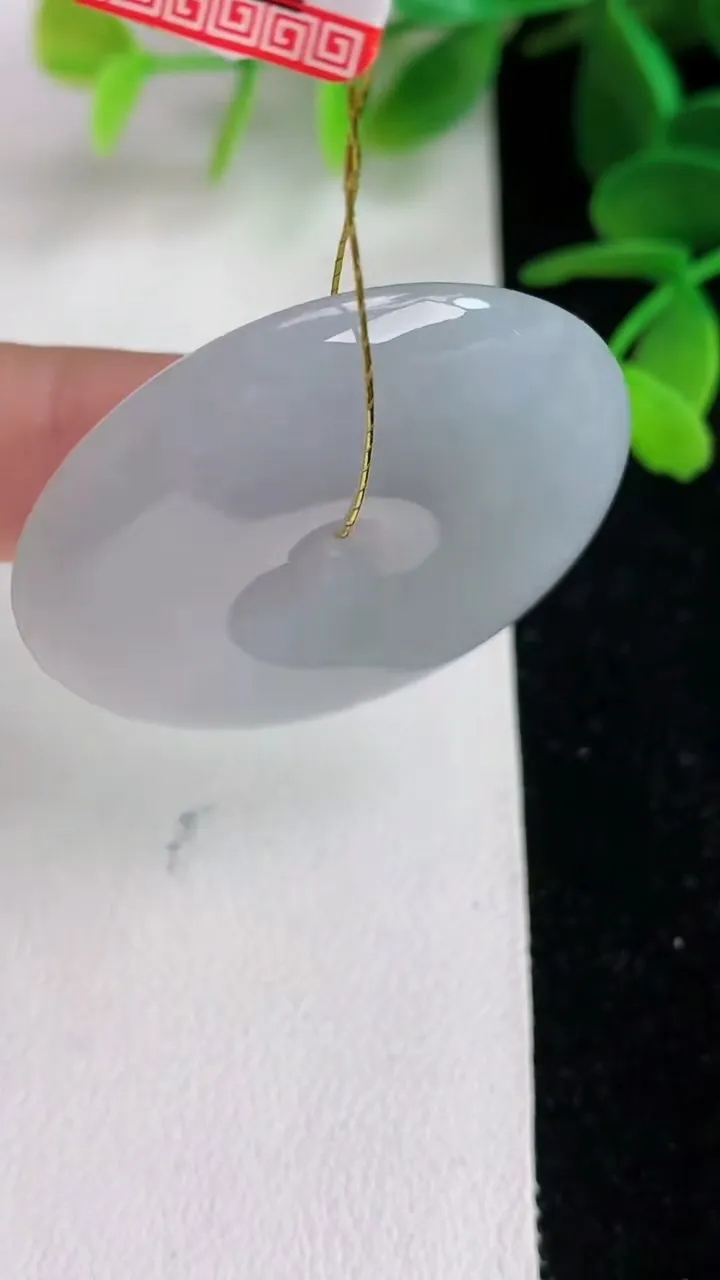 天然A货翡翠 飘花平安扣吊坠，尺寸38.5-6.7，重量:21.39g
6月10日