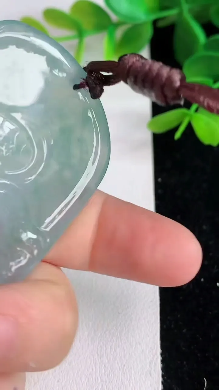 天然A货翡翠飘花龙牌吊坠，尺寸52.5-39.3-5，重:26.99g
6月10日