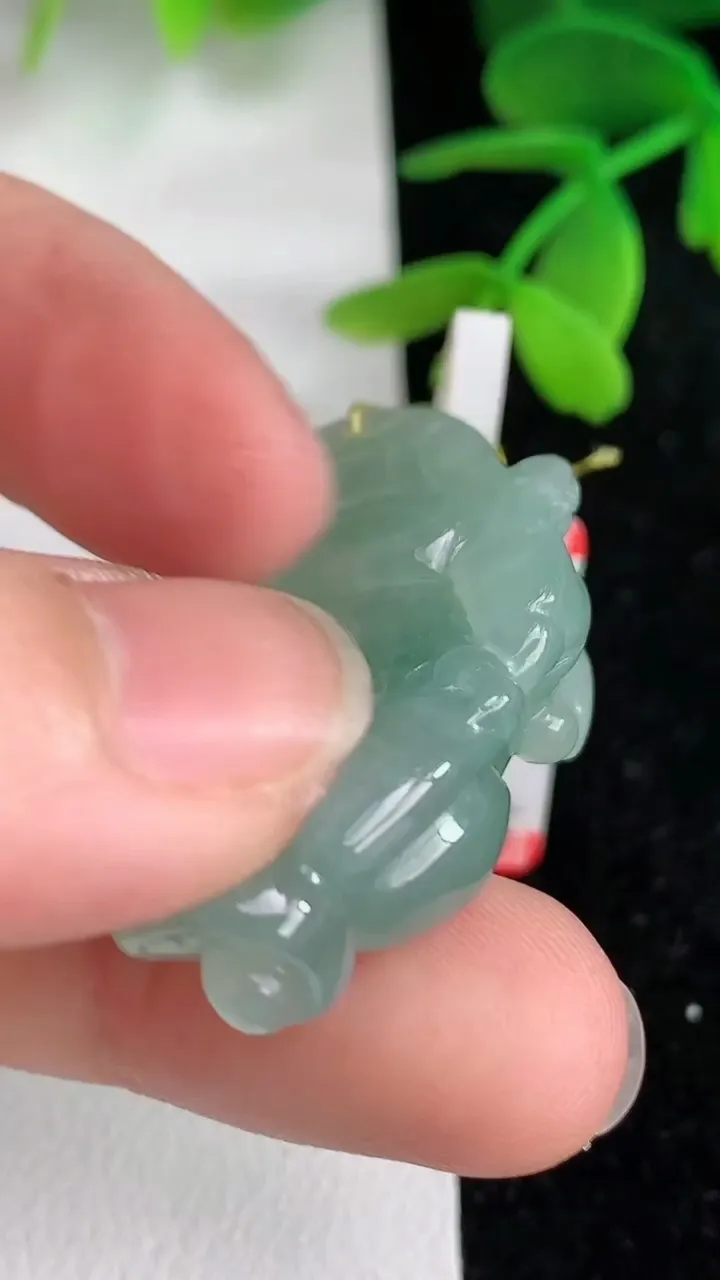 天然A货翡翠 飘花貔貅吊坠，尺寸36-22-11.4，重量:18.46g
6月10日