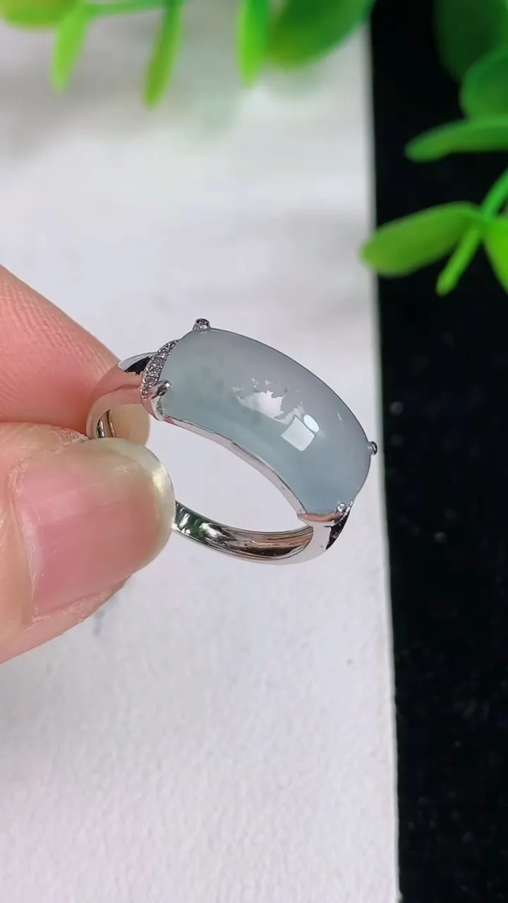 天然A货翡翠飘花马鞍戒指，尺寸18-6.8-15，重:3.00g2025年6月10日
工厂直销收藏佳品,种好水足，色泽均匀，有种有色，上手高大气！