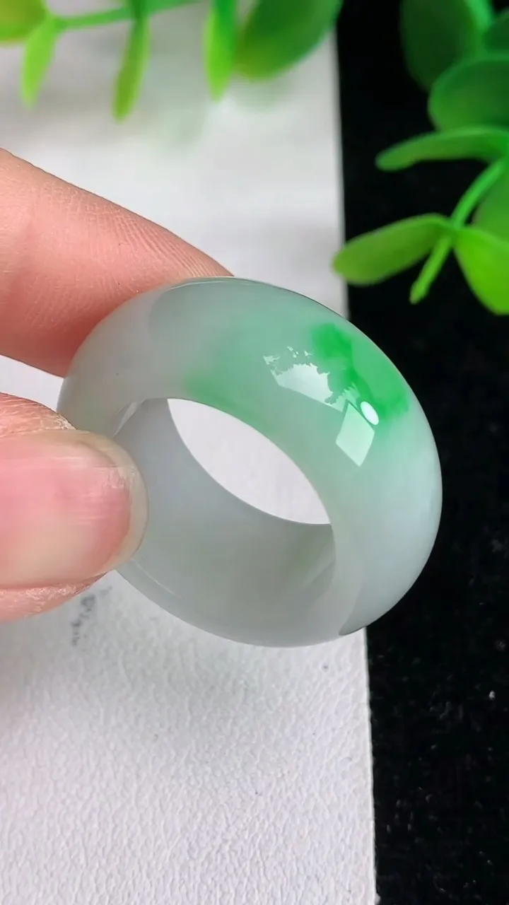 天然A货翡翠戒指指环 ，尺寸20.5-12.4-5，重量:16.53g2025年6月10日
工厂直销收藏佳品,种好水足，色泽均匀，有种有色，上手高大气！