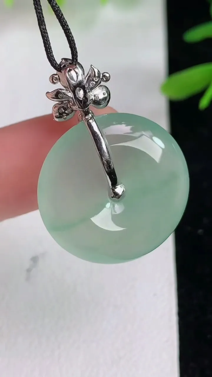 天然A货翡翠平安扣吊坠，尺寸21-5，重:5.24g
6月10日