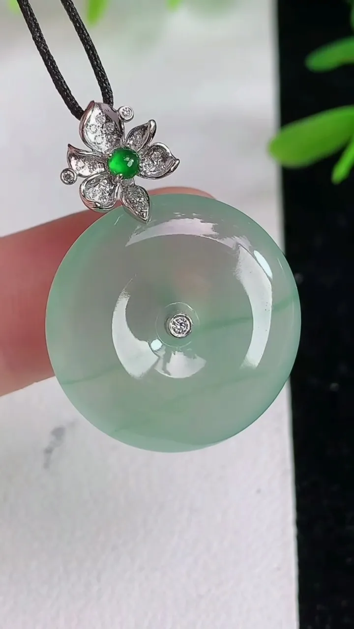 天然A货翡翠平安扣吊坠，尺寸21-5，重:5.24g
6月10日