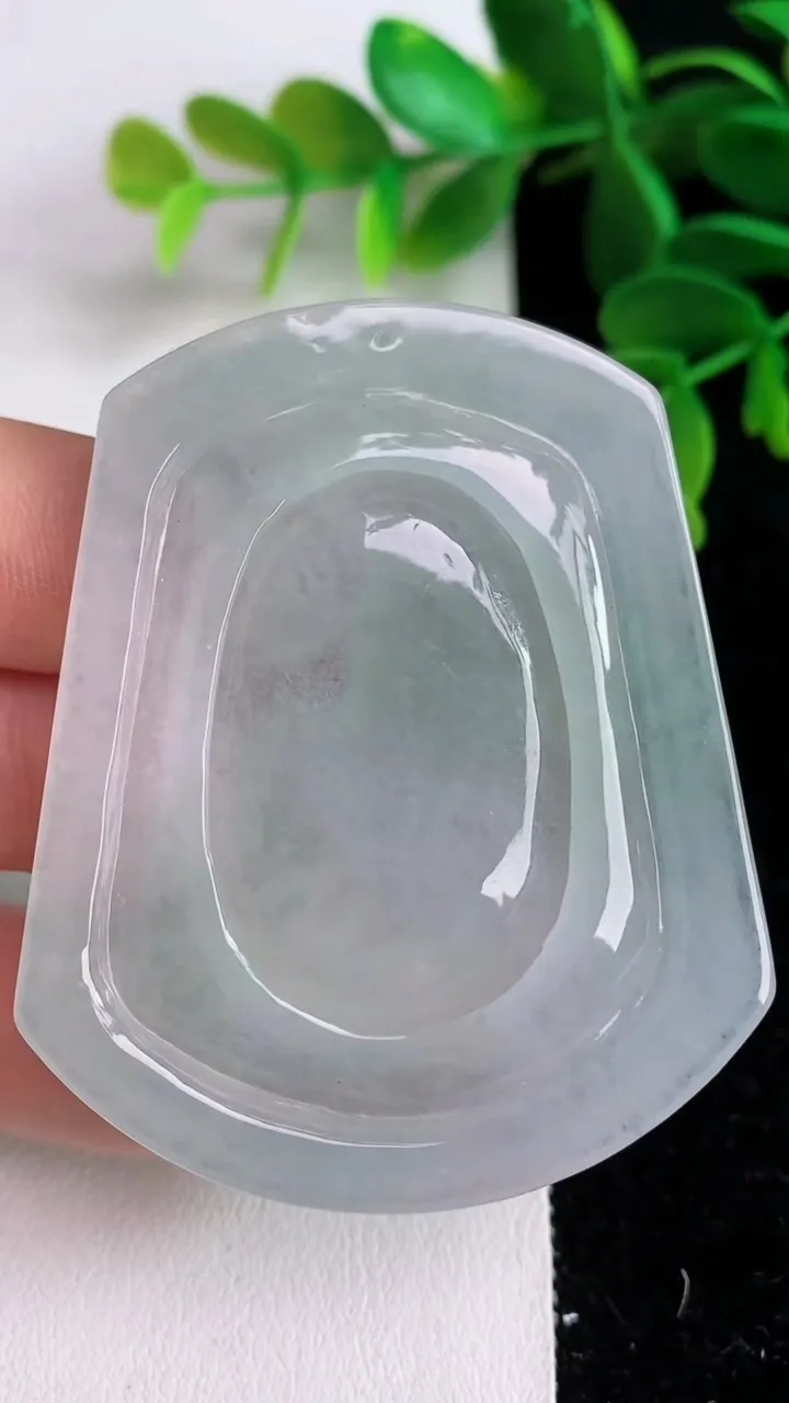 天然A货翡翠飘花生肖猪吊坠 ，尺寸57.2-47.6-6.6，重量:32.54g
6月10日