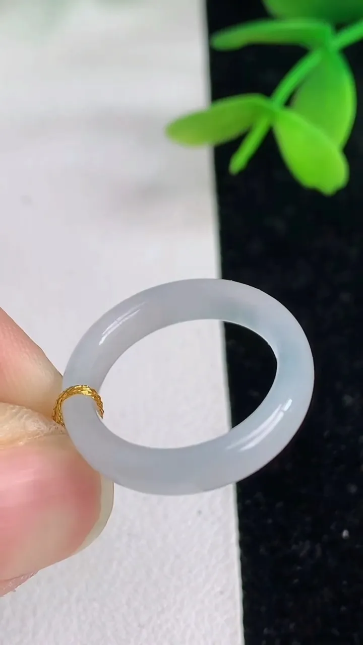 天然A货翡翠戒指指环，尺寸16.4-4-2.6，重量:1.89g2025年6月10日
工厂直销收藏佳品,种好水足，色泽均匀，有种有色，上手高大气！