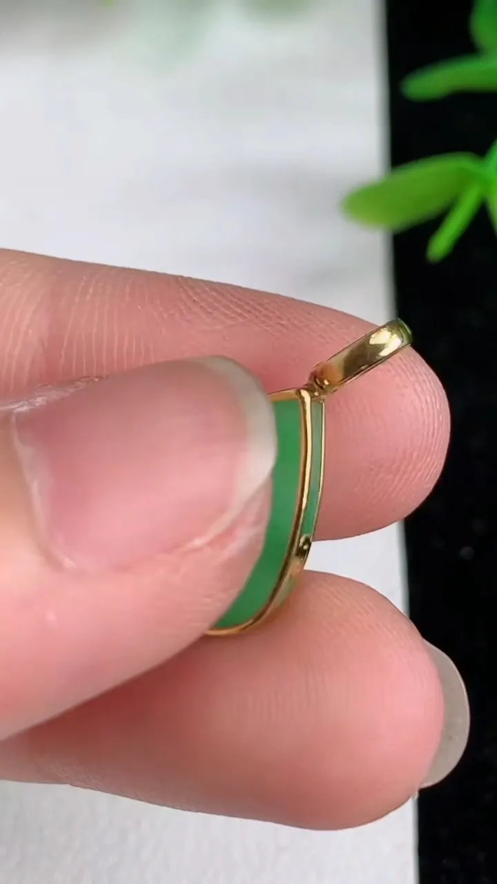 天然A货翡翠水滴吊坠 ，尺寸14.7-11.5-2.8，重量:1.26g
6月10日