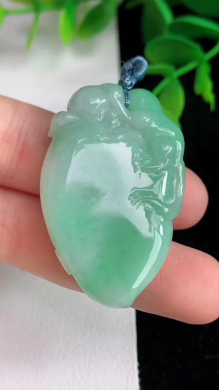 天然A货翡翠寿桃吊坠 ，尺寸40.8-25.8-10.2，重量:20.35g
6月10日