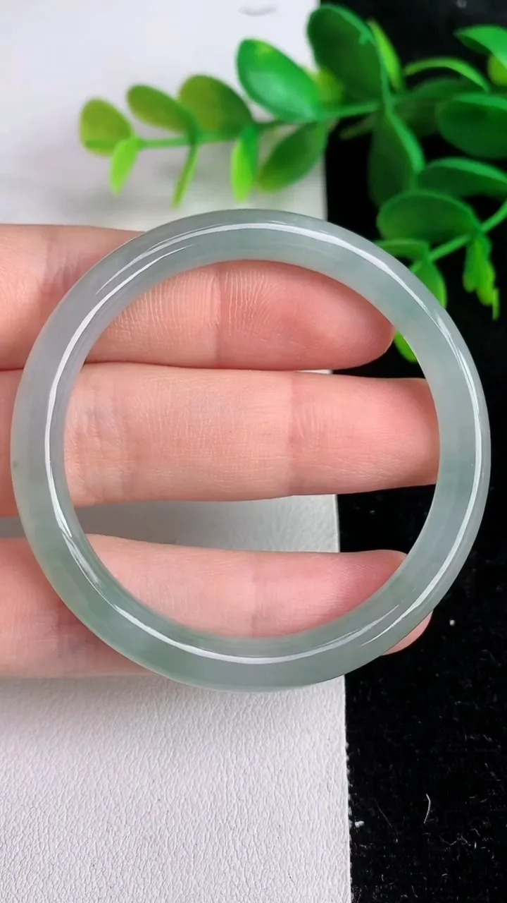 天然A货翡翠 飘花平安环吊坠，尺寸54.2-5.7，重量:13.66g
6月10日