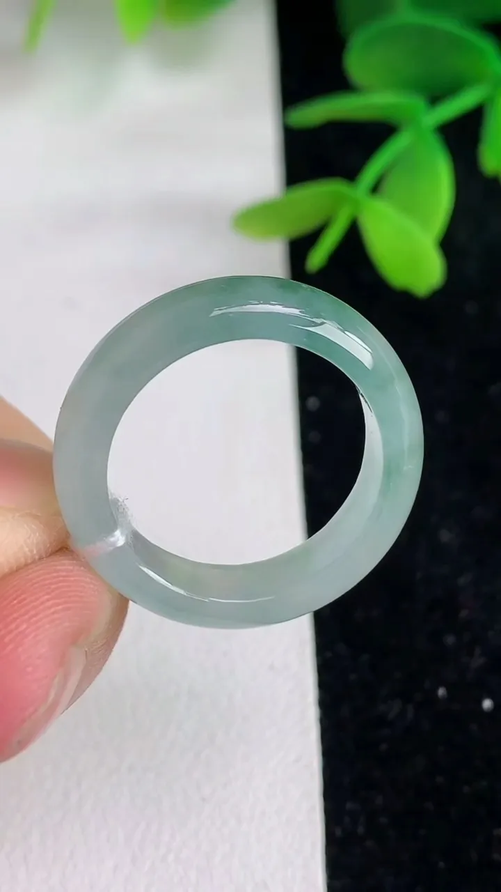 天然A货翡翠飘花戒指指环 ，尺寸18.6-5.4-3，重量:3.38g2025年6月10日
工厂直销收藏佳品,种好水足，色泽均匀，有种有色，上手高大气！