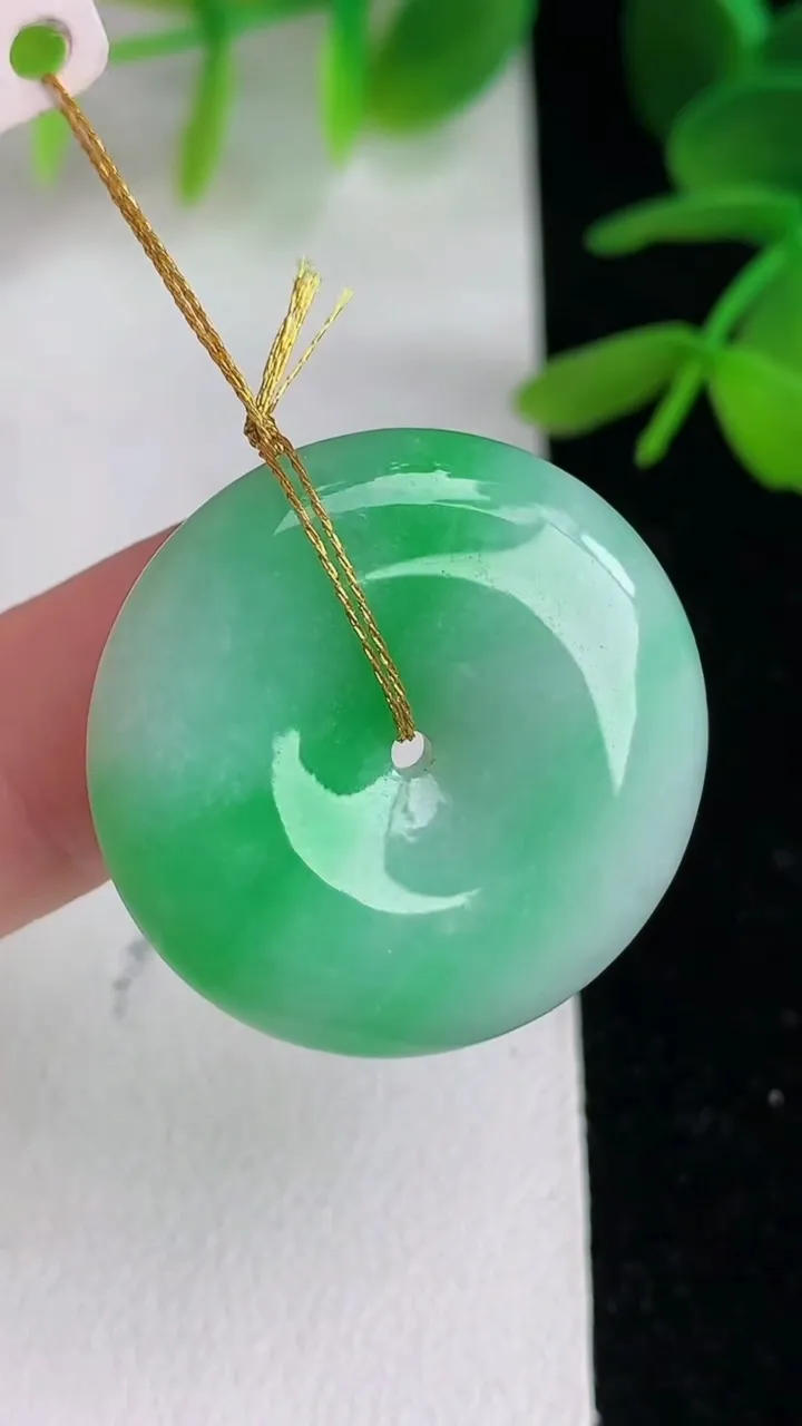 天然A货翡翠平安扣吊坠 ，尺寸27-5.2，重量:8.23g
6月10日