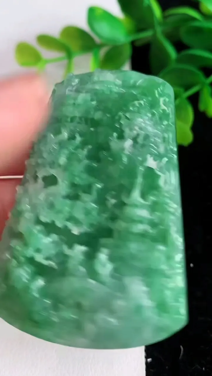 天然A货翡翠山水牌吊坠，尺寸62-41-11，重量:60.14g
6月10日