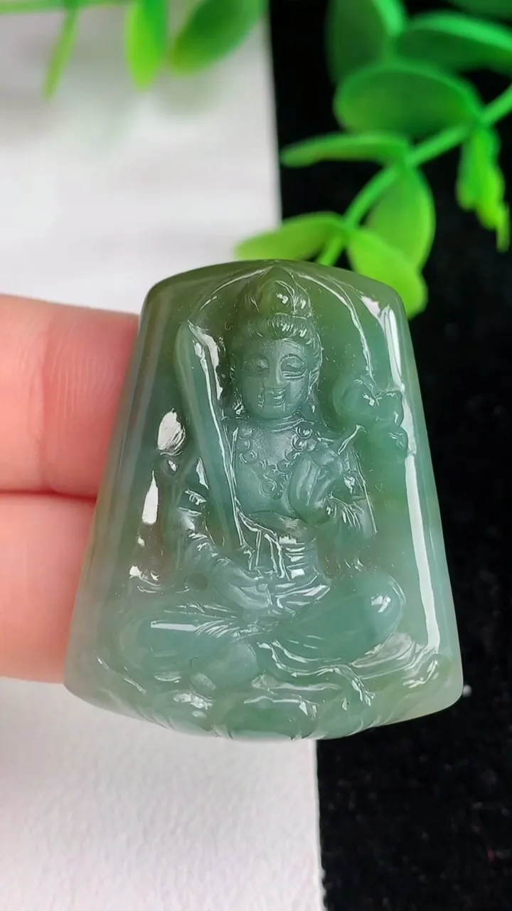 天然A货翡翠虚空藏观音菩萨吊坠，尺寸35.4-28-6，重量:11.45g
6月10日