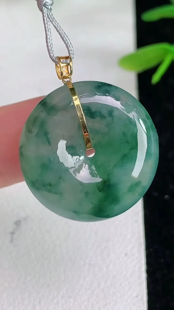 天然A货翡翠k金飘花平安扣吊坠，尺寸21-5.4，重量:5.49g
6月10日
