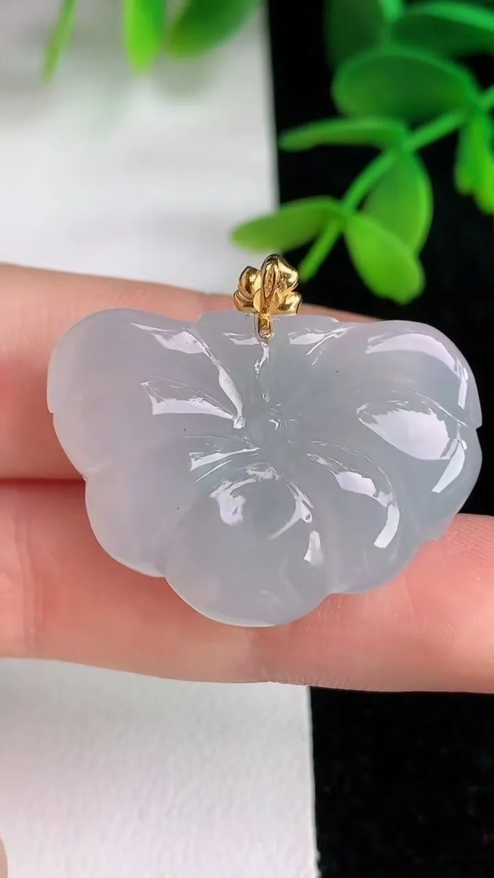 天然A货翡翠18k金飘花花开富贵吊坠 ，尺寸21.6-30.8-8.5，重量:11.04g
6月10日