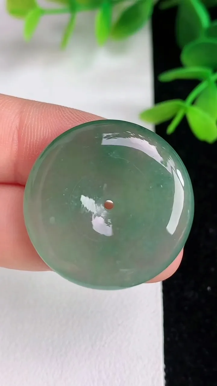 天然A货翡翠平安扣吊坠，尺寸28-5，重量:8.46g
6月10日