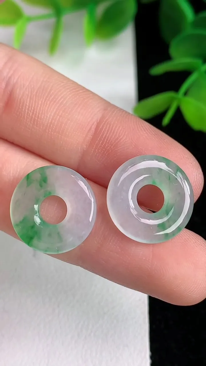 天然A货翡翠平安扣吊坠一对，尺寸15-2.6，重量:2.40g
6月10日