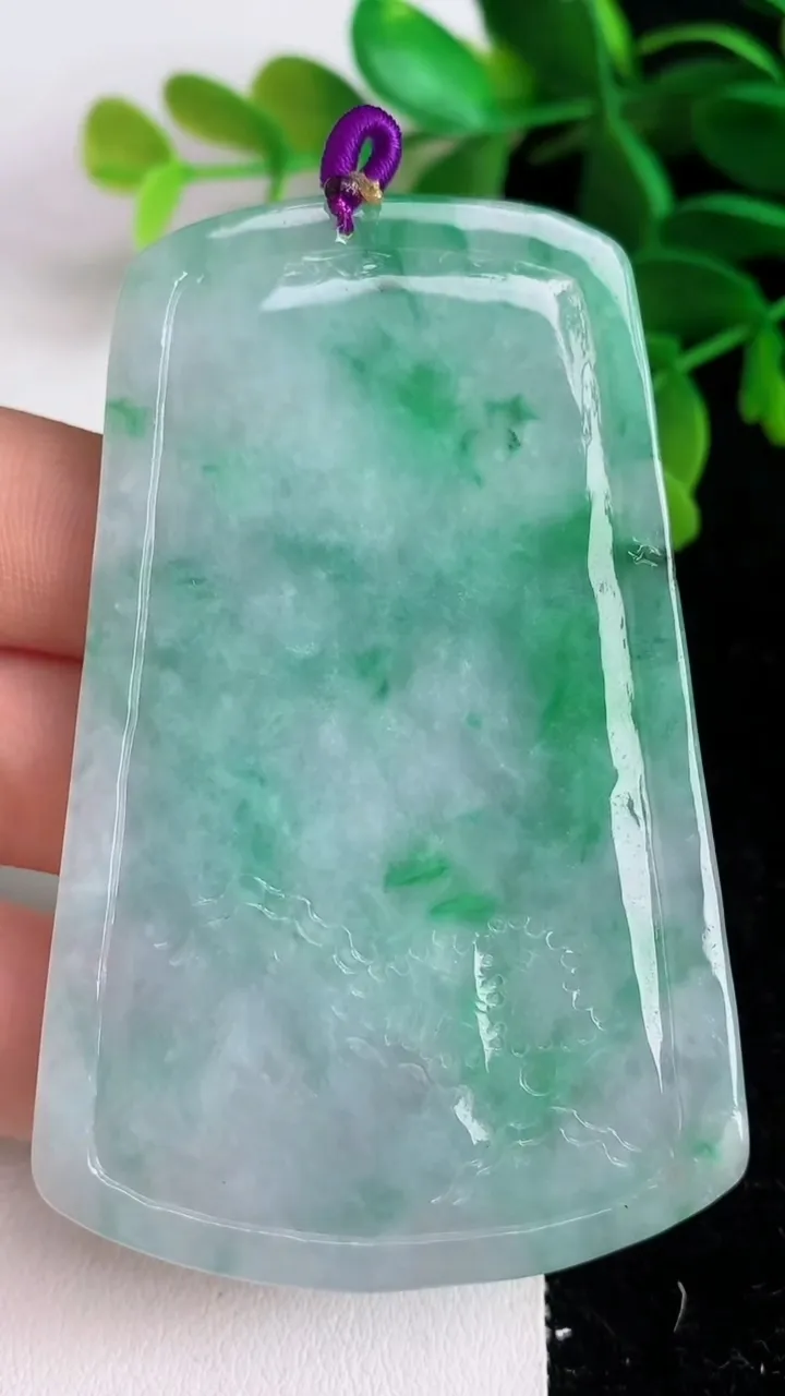 天然A货翡翠山水牌吊坠 ，尺寸70.7-44-5，重量:35.96g
6月10日