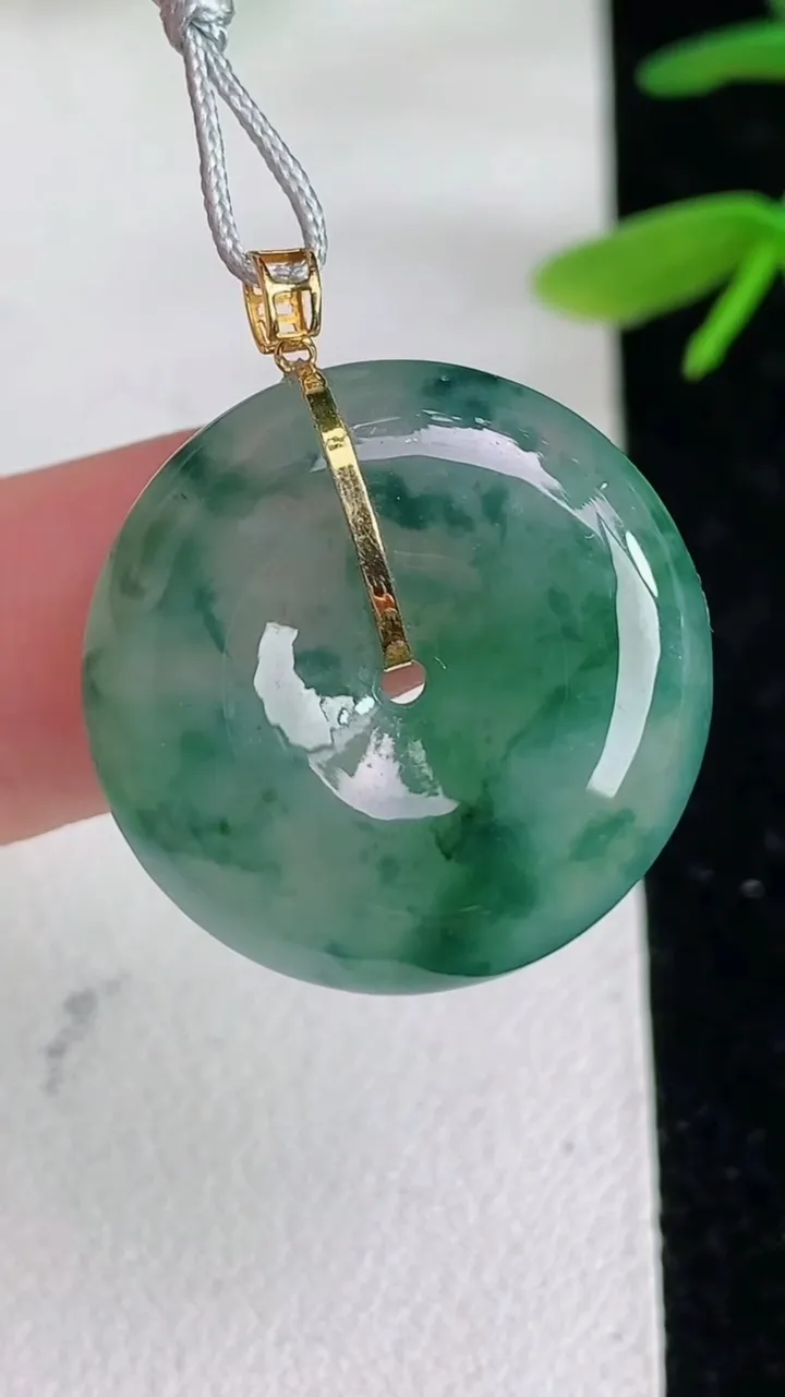 天然A货翡翠k金飘花平安扣吊坠，尺寸21-5.4，重量:5.49g
6月10日