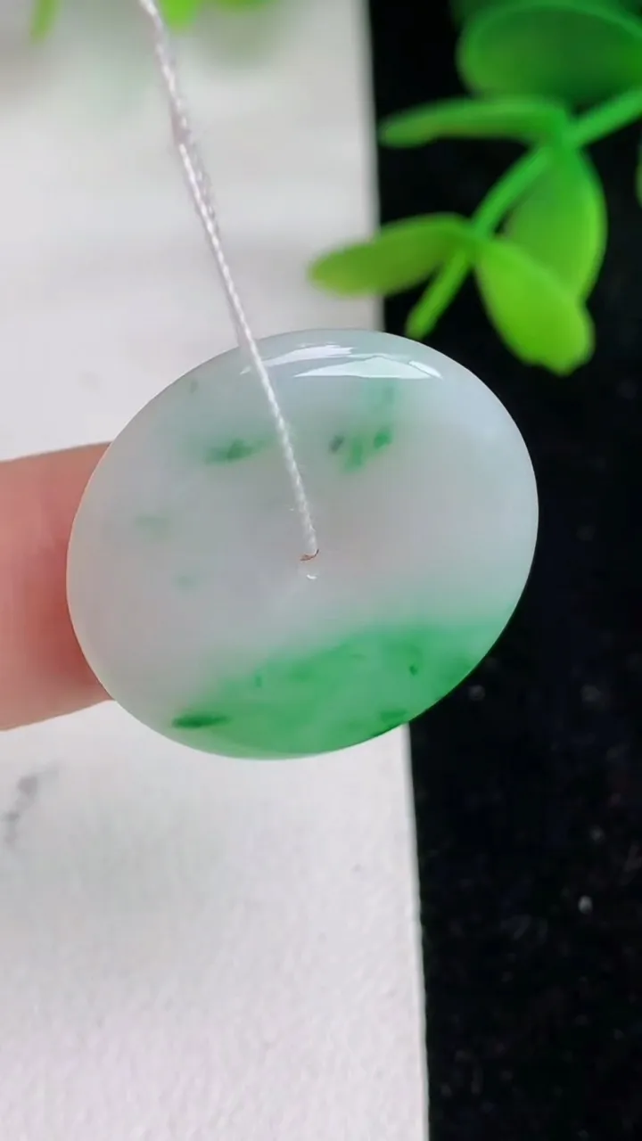 天然A货翡翠平安扣吊坠 ，尺寸23-3.4，重量:4.46g
6月10日