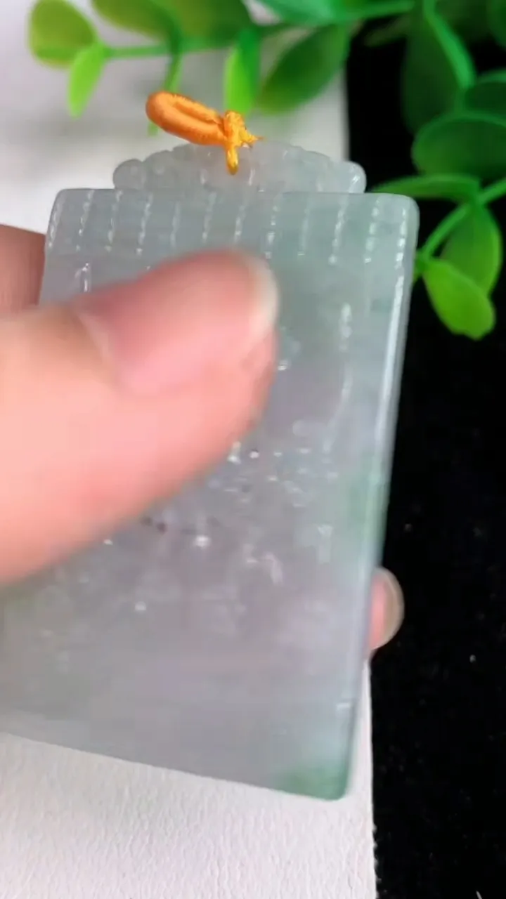 天然A货翡翠鸟语花香吊坠 ，尺寸53.4-33-4.6，重量:20.80g
6月10日