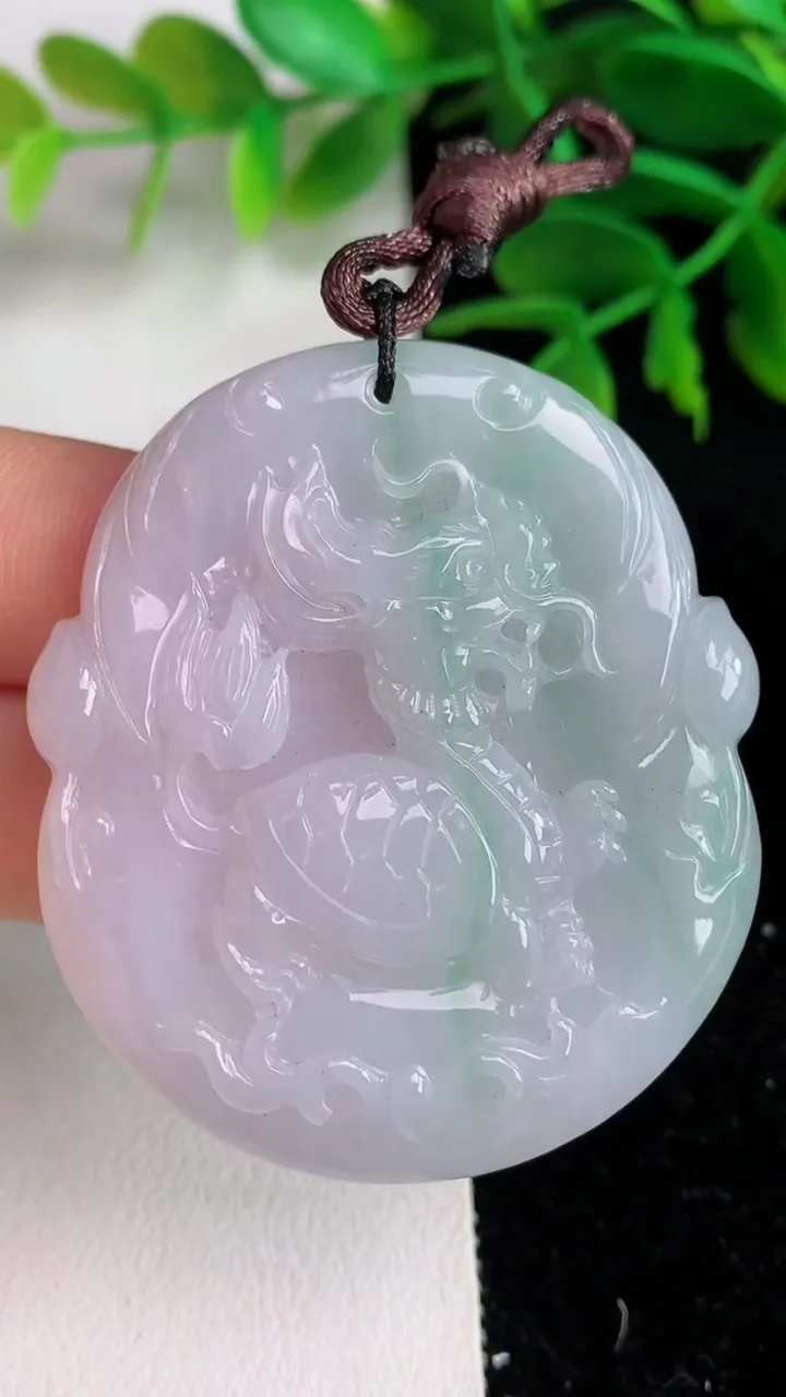 天然A货翡翠麒麟吊坠，尺寸48.9-41.5-6，重量:24.24g
6月10日