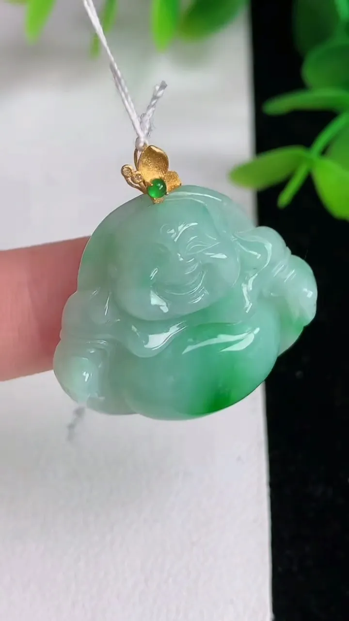 天然A货翡翠佛公吊坠 ，尺寸25.6-28.8-7.2，重量:8.02g
6月10日