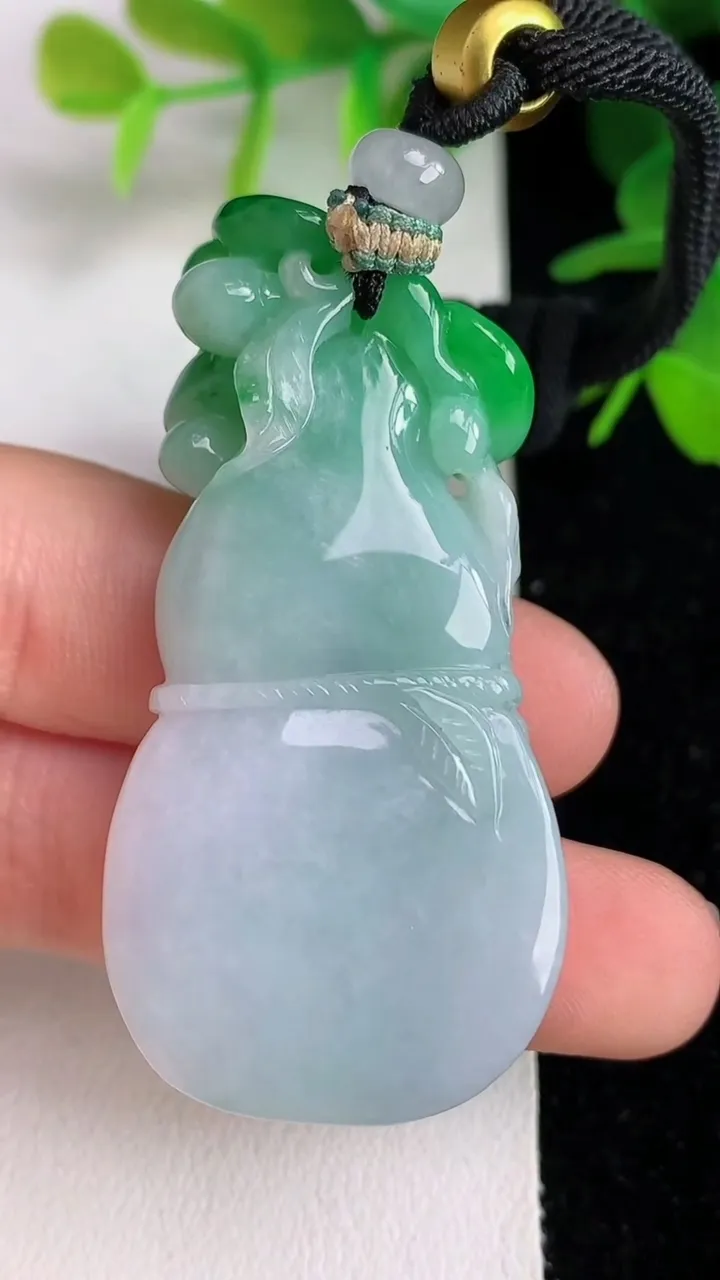 天然A货翡翠葫芦吊坠，尺寸51.2-24.7-11.8，重:32.60g
6月10日