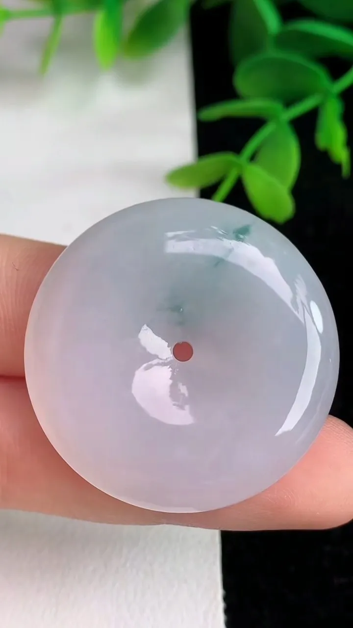 天然A货翡翠 飘花平安扣吊坠，尺寸33.8-5.6，重量:14.48g
6月10日