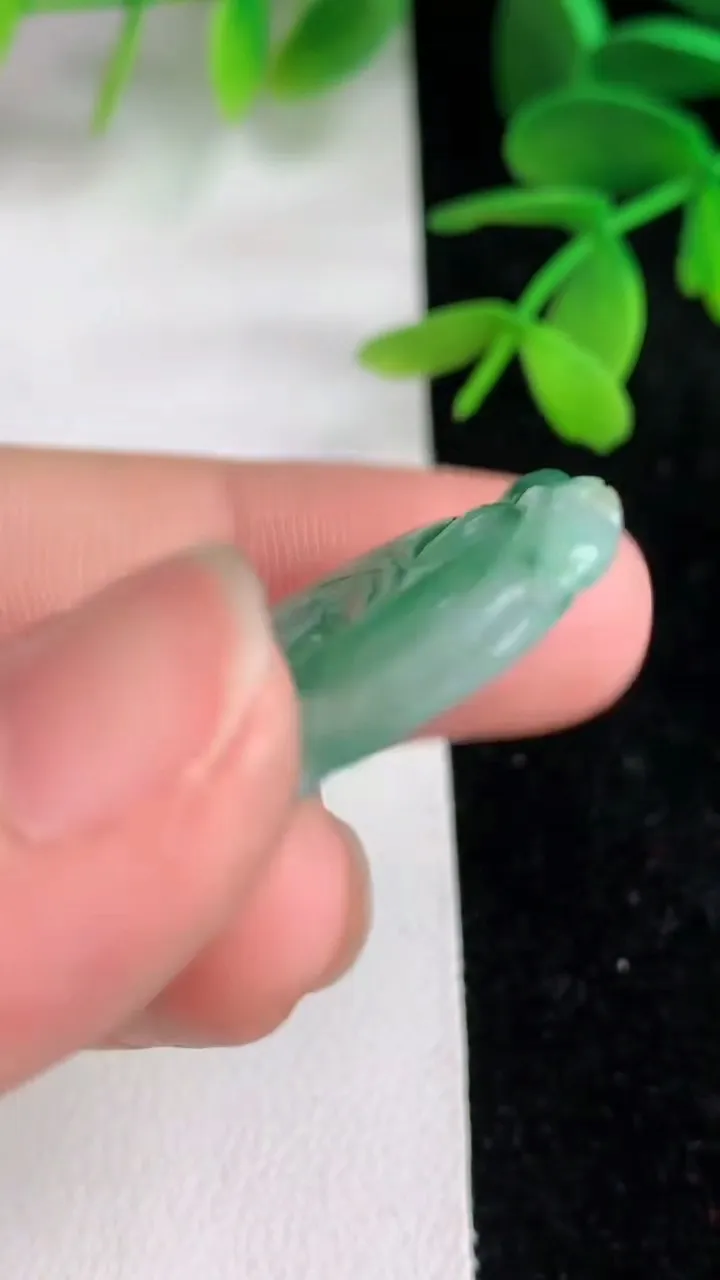 天然A货翡翠如意吊坠 ，尺寸33.2-19.3-4.2，重量:5.60g
6月10日