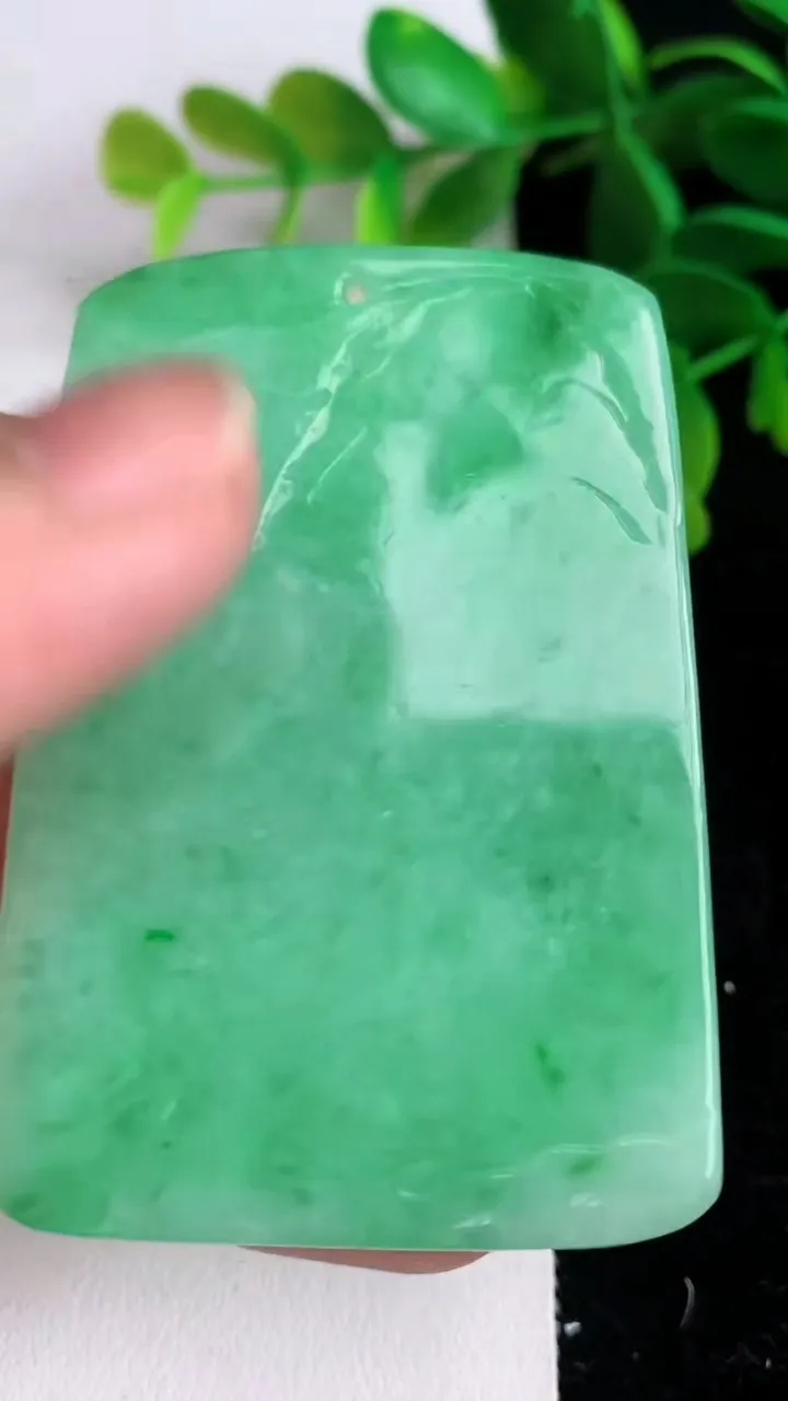 天然A货翡翠山水牌吊坠，尺寸59.6-41.7-4. 7，重量:33.13g
6月10日
