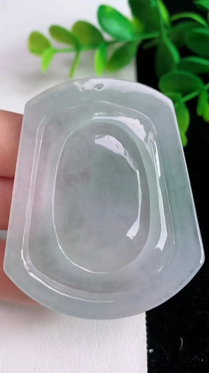 天然A货翡翠飘花生肖猪吊坠 ，尺寸57.2-47.6-6.6，重量:32.54g
6月10日