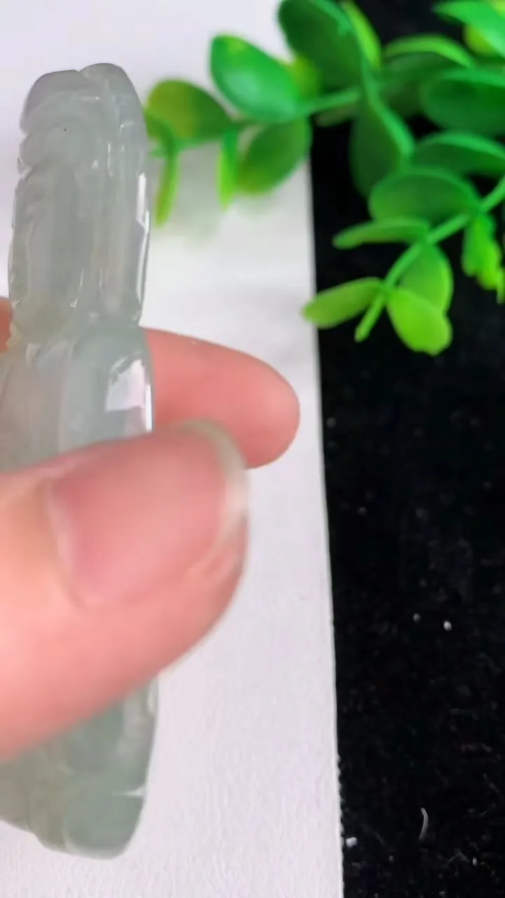 天然A货翡翠观音菩萨吊坠，尺寸39-42.5-6，重量:32.48g
6月10日