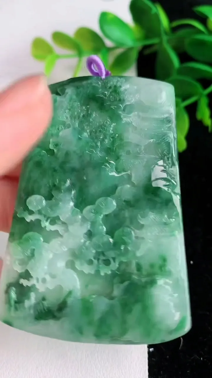 天然A货翡翠山水牌吊坠 ，尺寸65.8-45-4.7，重量:34.45g
6月10日