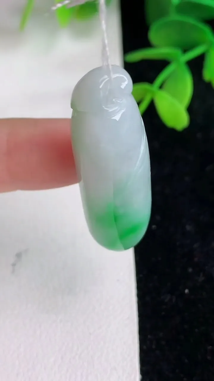 天然A货翡翠福瓜吊坠，尺寸40.8-12.4-9.3，重量:10.65g
6月10日