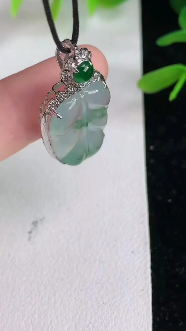 天然A货翡翠飘花金枝玉叶叶子吊坠，尺寸33-14.8-6，20.4-13.6重:3.00g
6月10日