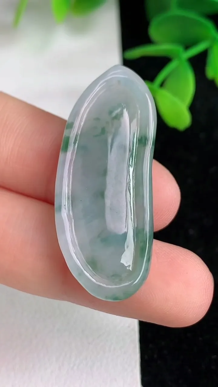天然A货翡翠飘花普贤菩萨吊坠 ，尺寸37.2-16-5.6，重量:6.36g
6月10日