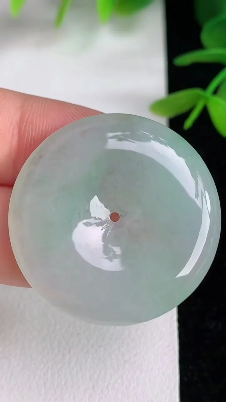 天然A货翡翠平安扣吊坠，尺寸31-5，重量:11.48g
6月10日