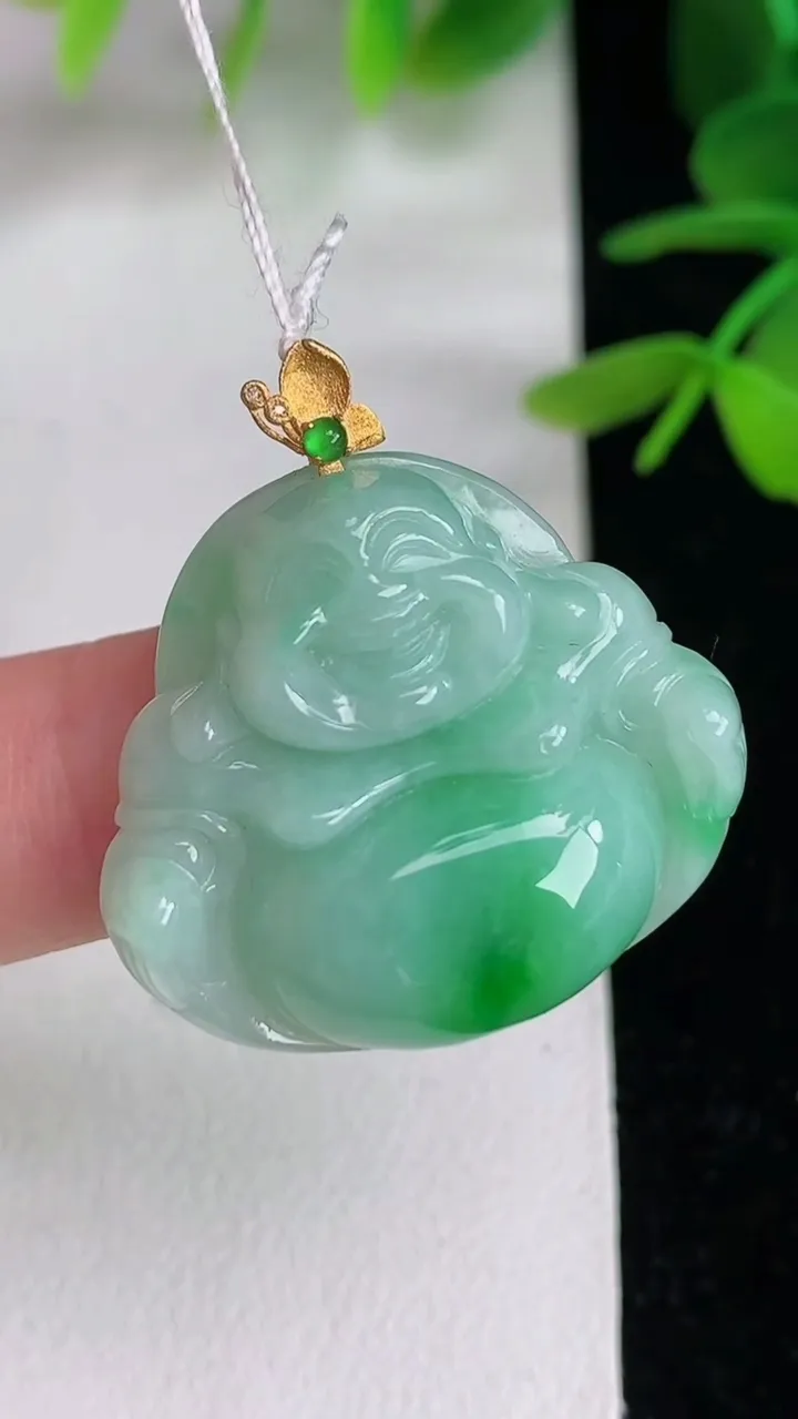 天然A货翡翠佛公吊坠 ，尺寸25.6-28.8-7.2，重量:8.02g
6月10日