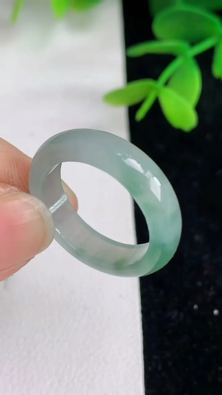 天然A货翡翠飘花戒指指环 ，尺寸18.6-5.4-3，重量:3.38g2025年6月10日
工厂直销收藏佳品,种好水足，色泽均匀，有种有色，上手高大气！