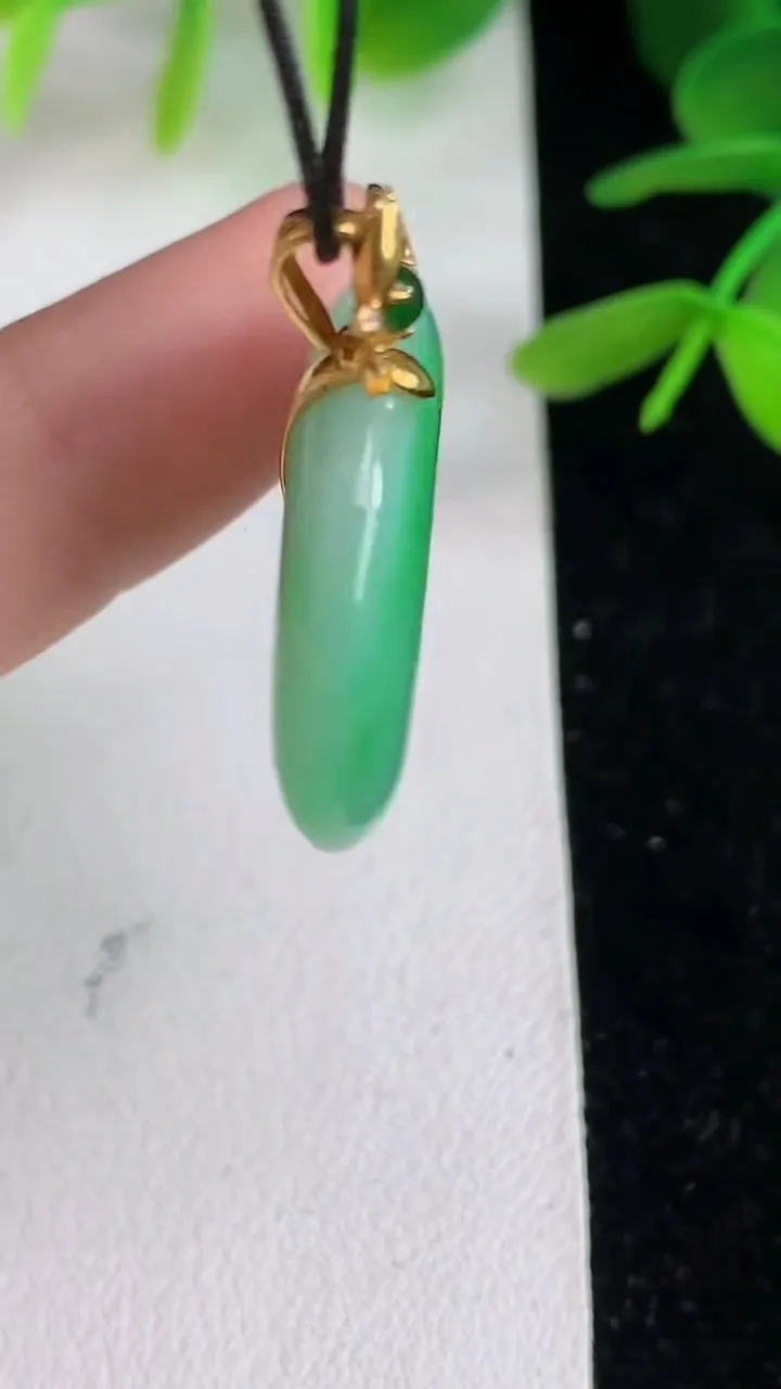 天然A货翡翠平安扣吊坠 ，尺寸24.8-5.7，重量:8.05g
6月10日