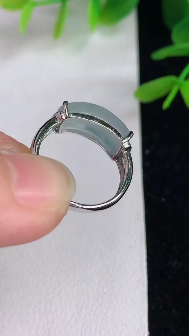 天然A货翡翠飘花马鞍戒指，尺寸18-6.8-15，重:3.00g2025年6月10日
工厂直销收藏佳品,种好水足，色泽均匀，有种有色，上手高大气！