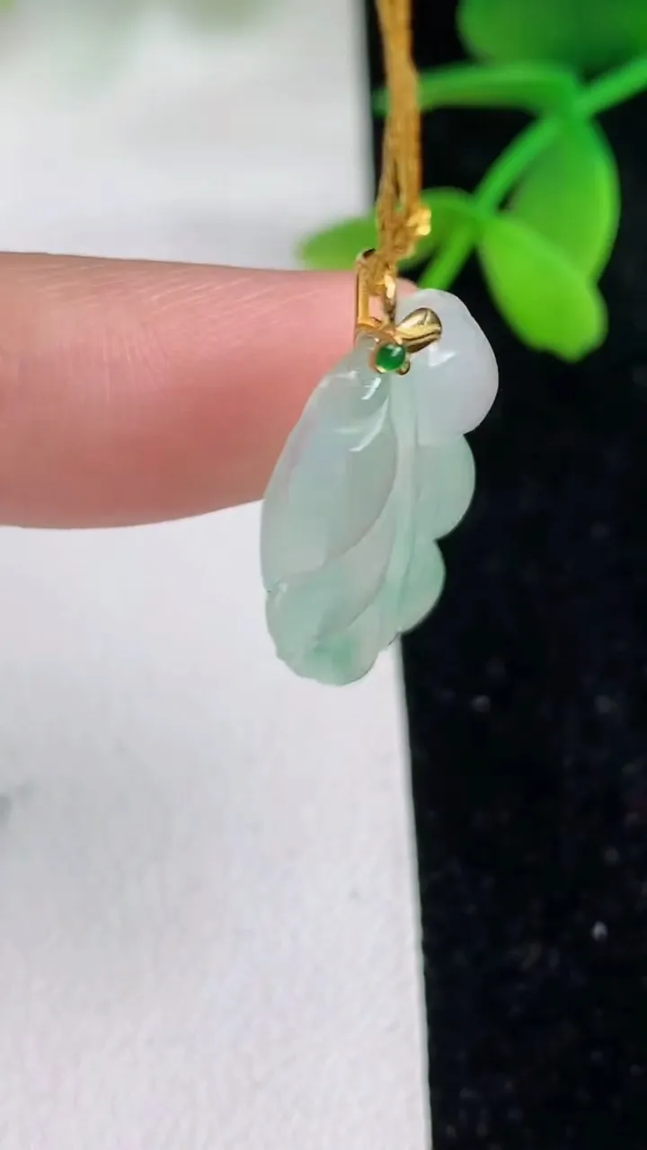 天然A货翡翠金枝玉叶叶子吊坠 ，尺寸23.2-14-3.7，重量:2.58g
6月10日