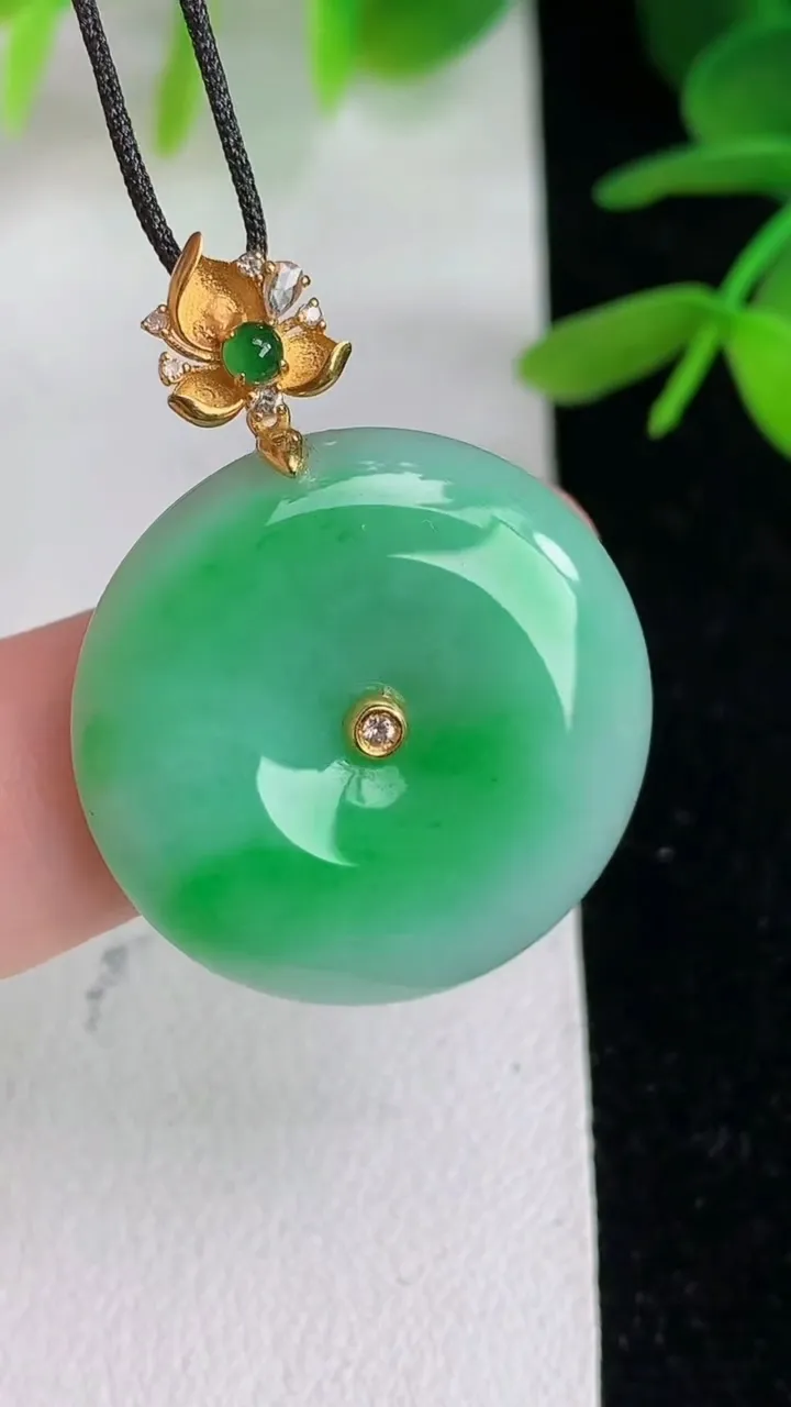 天然A货翡翠平安扣吊坠 ，尺寸24.8-5.7，重量:8.05g
6月10日