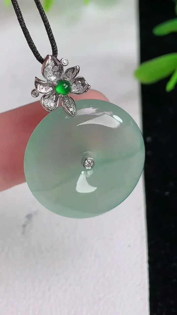 天然A货翡翠平安扣吊坠，尺寸21-5，重:5.24g
6月10日