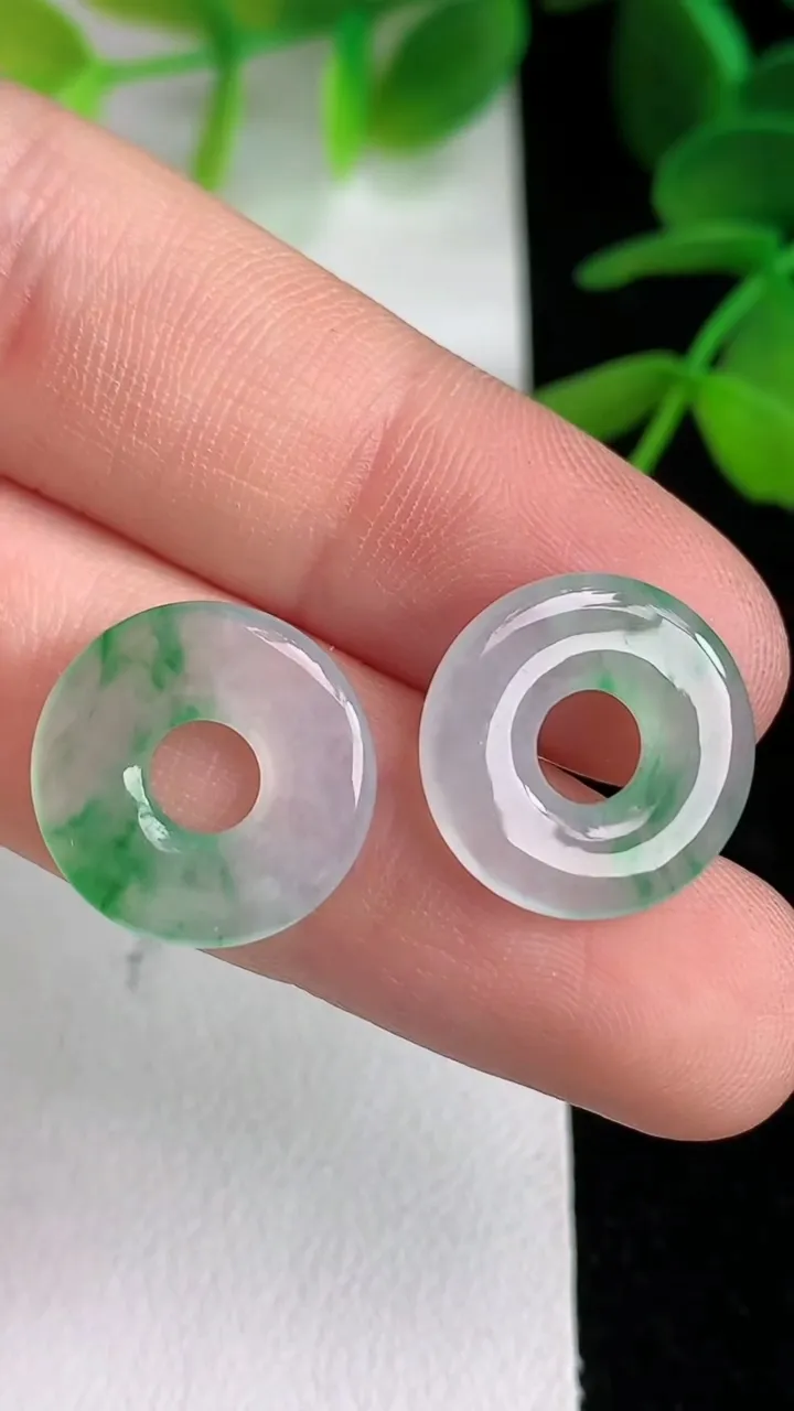 天然A货翡翠平安扣吊坠一对，尺寸15-2.6，重量:2.40g
6月10日